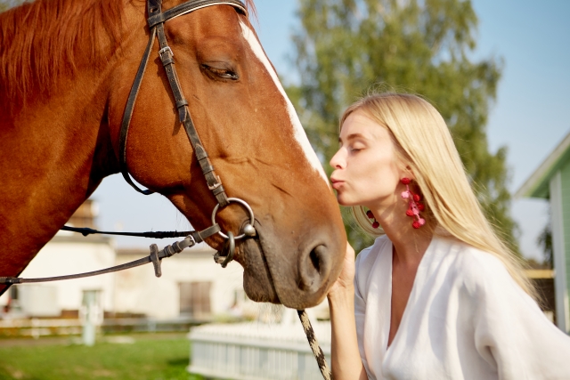 馬にキスする女性