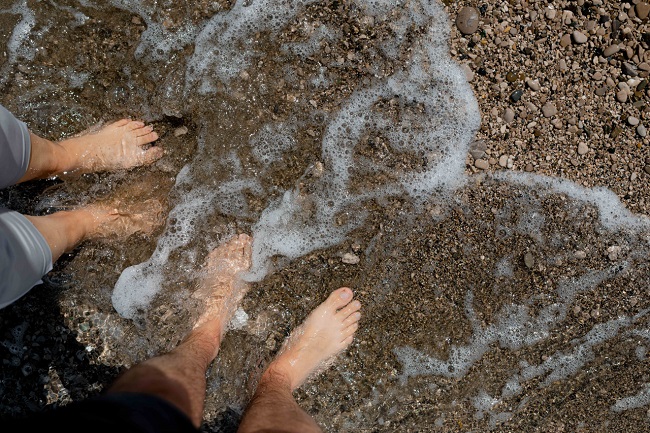 水辺の男女の足